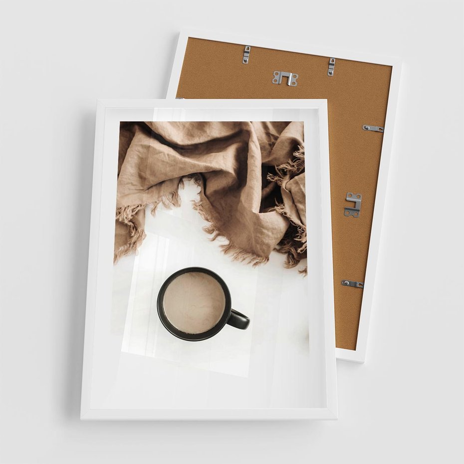 Plakat w ramie 50x70 - Kompozycja z Brązowym Kocem i Czarną Kawą - kompozycja, brązowy koc - rama biała