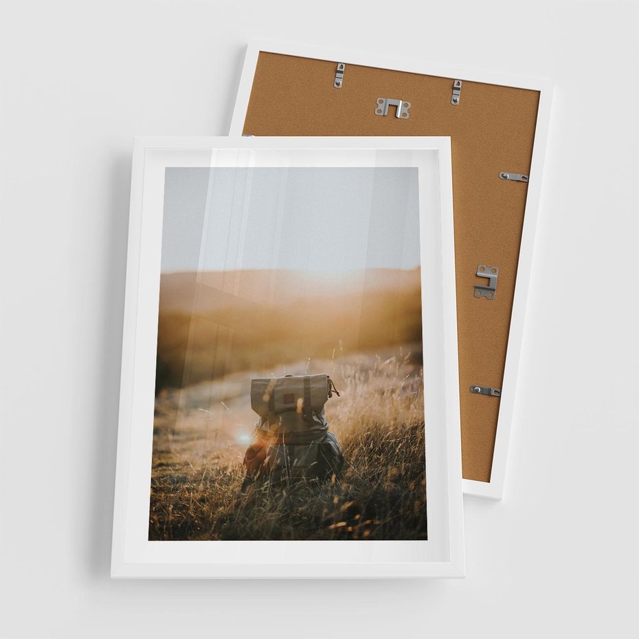 Plakat w ramie 50x70 - Podróżniczy bukiet na łące - plecak, podróż - rama biała