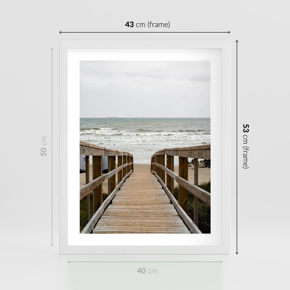 Plakat w ramie 40x50 - Morze i drewniany pomost - morze, pomost - rama biała