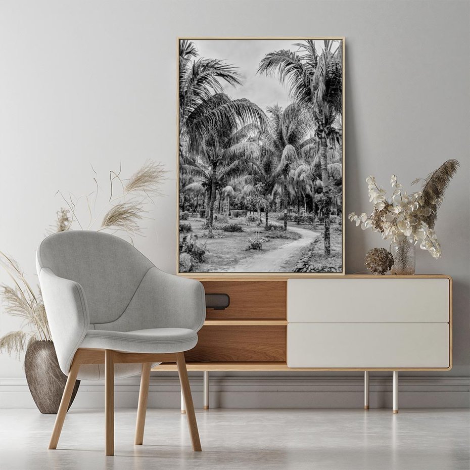 Obraz w ramie 70x100 - Mroczna Ścieżka Tropików - czarno biała fotografia, ścieżka pośród palm - rama drewno