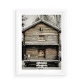 Plakat w ramie 50x70 - Stary Drewniany Dom w Śniegu - stary drewniany dom, zima - rama biała