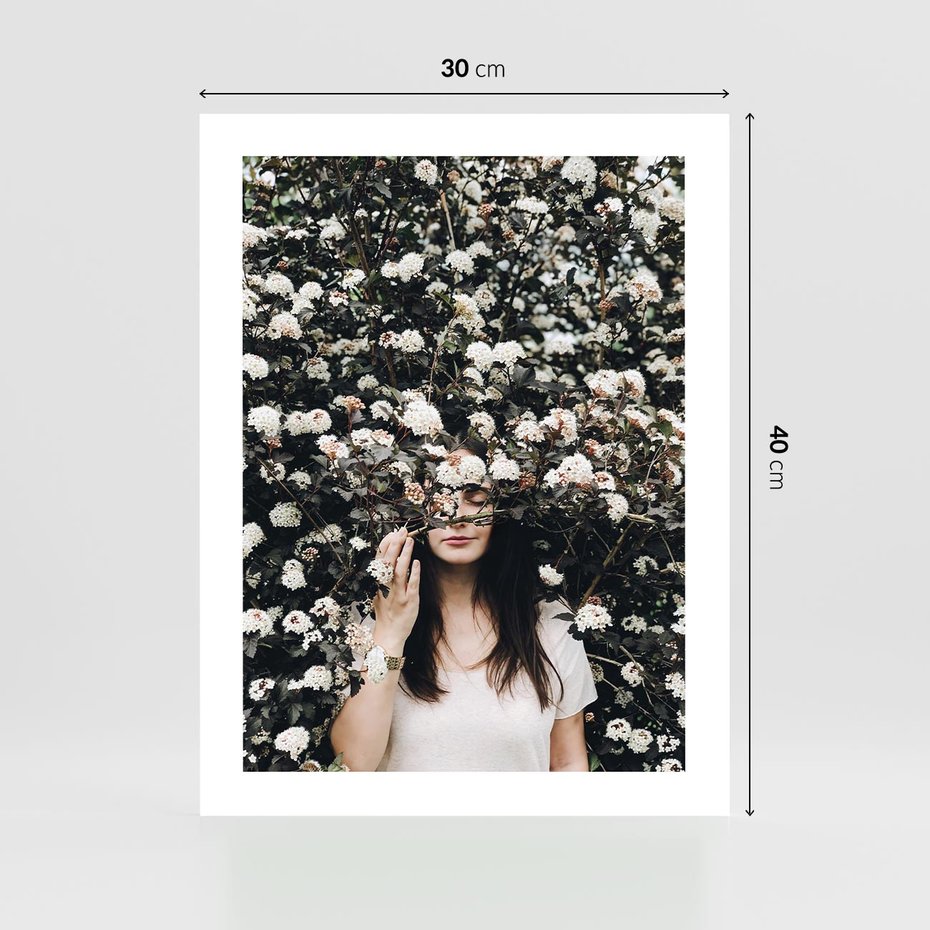 Plakat bez ramy 30x40 - Kobieta w Krzewie Kwiatów - krzak z kwiatami, schowana za nim kobieta