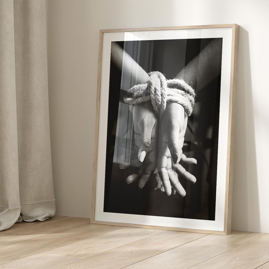 Plakat w ramie 50x70 - Splątane Uczucia - czarno biała fotografia, artystyczna - rama drewno