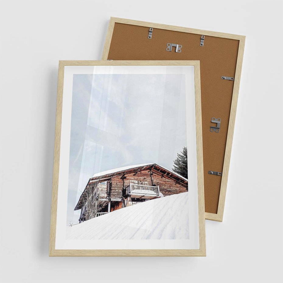Plakat w ramie 50x70 - Spokój Górskiej Zimy - chatka w górach, domek górski - rama drewno