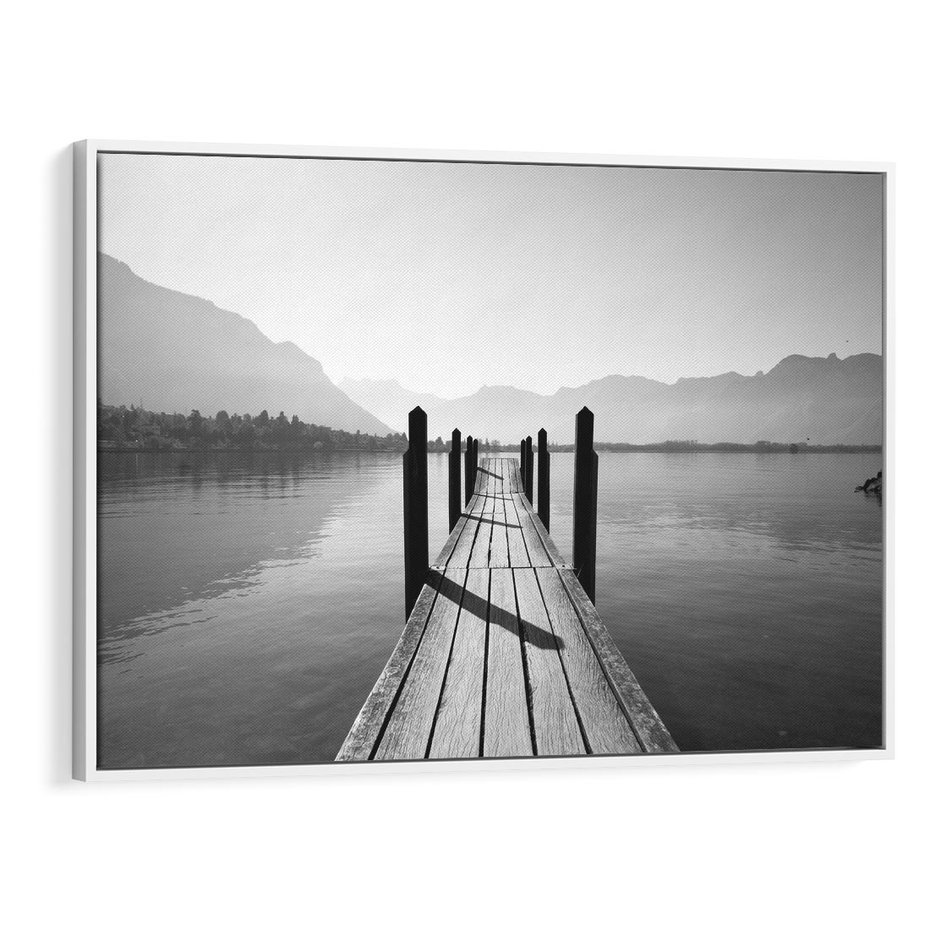 Obraz w ramie 100x70 - Spokojna Przystań - czarno biała fotografia, drewniany pomost na jeziorze - rama biała