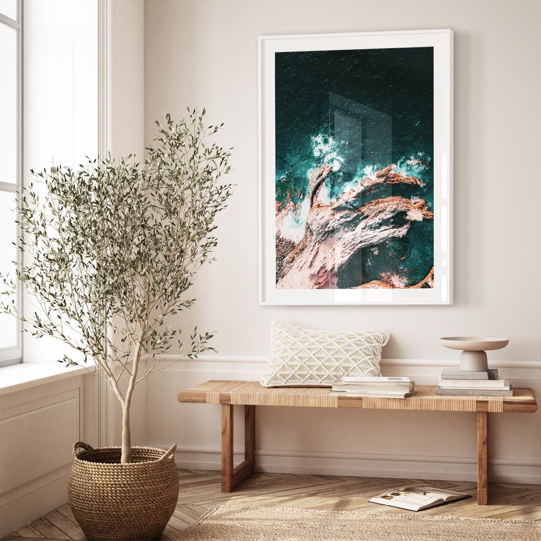 Plakat w ramie 30x40 - Fale i Skały w Spokoju i Burzy - morze, fale rozbijają się o skały - rama biała