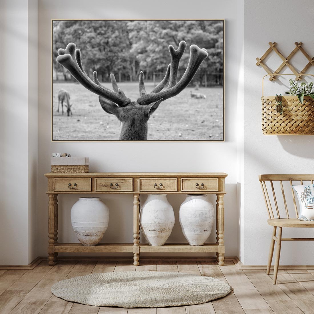 Obraz w ramie 70x50 - Przygubione motyle marzeń - fotografia czarno biała, młody jeleń w zagrodzie - rama drewno