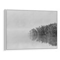 Obraz w ramie 100x70 - Mglisty Brzeg Jeziora - czarno białe zdjęcie, zamglone jezioro - rama biała