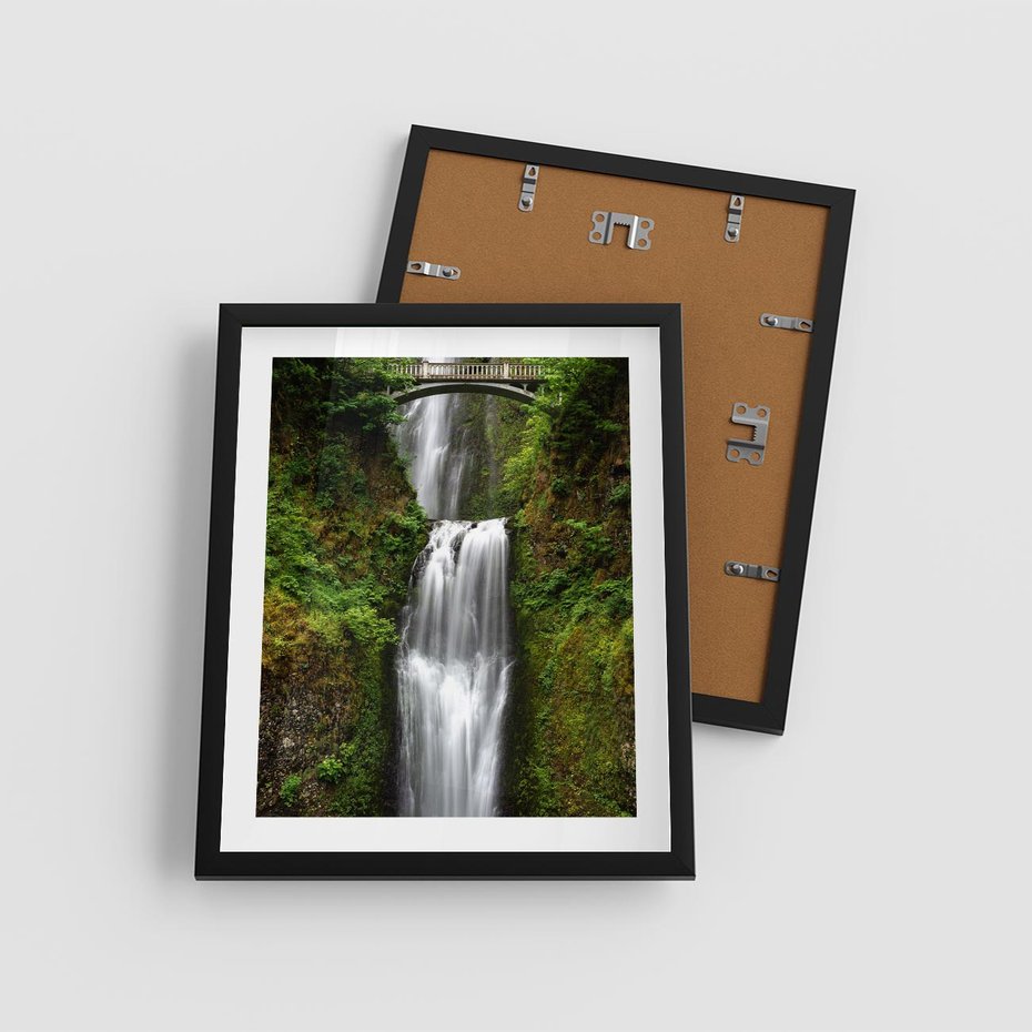 Plakat w ramie 40x50 - Siła i Urok Natury - wodospad, las - rama czarna