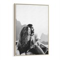 Obraz w ramie 70x100 - Księga mglistych marzeń - czarno biała fotografia, para zakochanych w łodzi - rama drewno