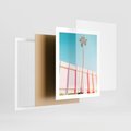 Plakat w ramie 40x50 - Tropikalny Kontrast - palma na tle błękitnego nieba, kolorowy mur - rama biała
