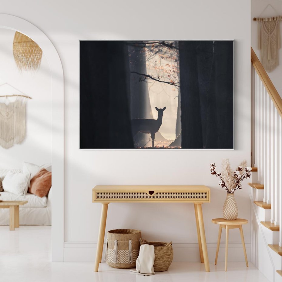 Obraz w ramie 70x50 - Sarnie Skoki - zdjęcie, klimatyczny las - rama biała