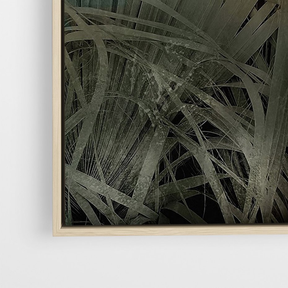 Obraz w ramie 70x100 - Światło w mroku duszy - liście traw, mroczny klimat - rama drewno