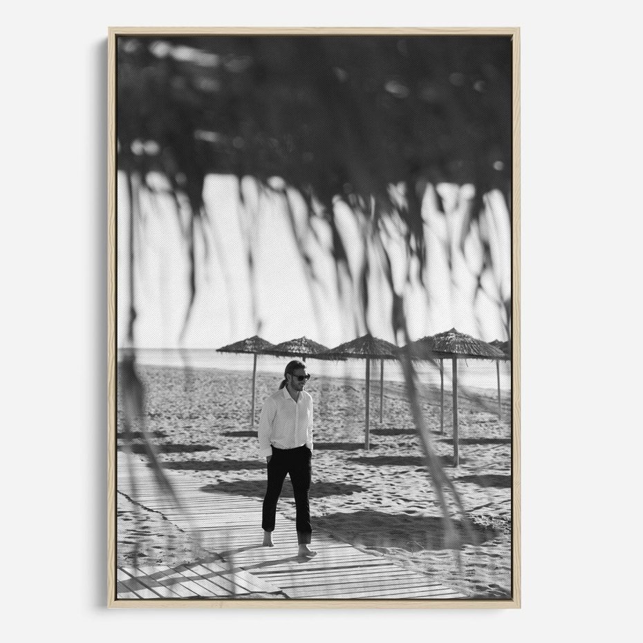 Obraz w ramie 50x70 - Wakacyjny Spacer - czarno białe zdjecie, plaża - rama drewno