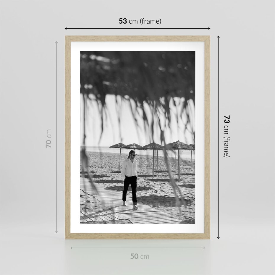 Plakat w ramie 50x70 - Wakacyjny Spacer - czarno białe zdjecie, plaża - rama drewno