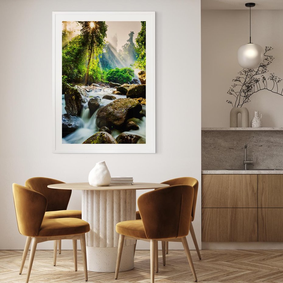 Plakat w ramie 30x40 - Idylliczny strumyk w urokliwym lesie - strumyk, las - rama biała