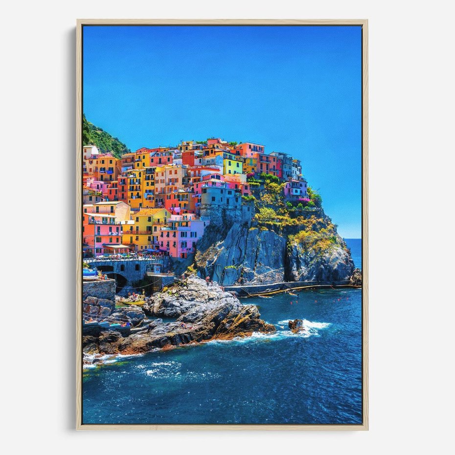 Obraz w ramie 80x120 - Barwne Wybrzeże - nadmorskie miasto na klifie, kolorowe tęczowe budynki - rama drewno