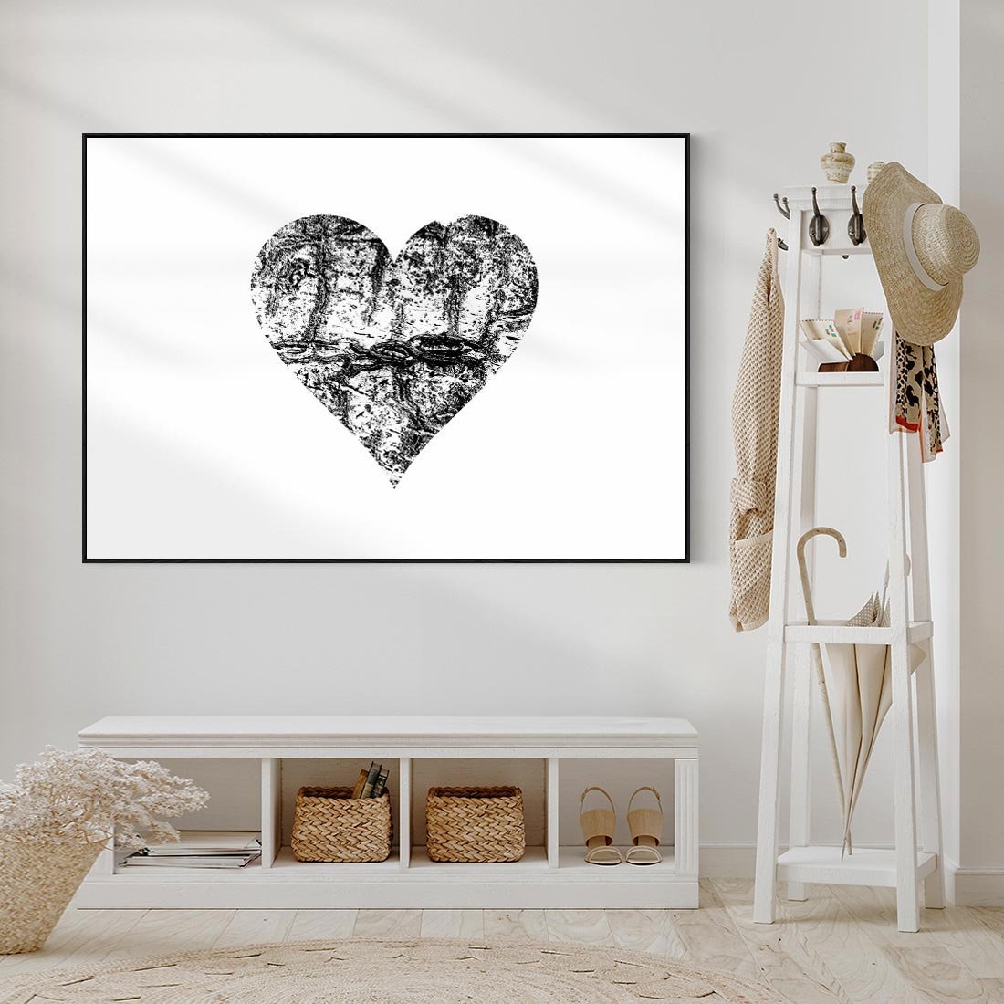 Obraz w ramie 100x70 - Drzewo Serca - czarne serce, tekstura jak kora drzewa - rama czarna