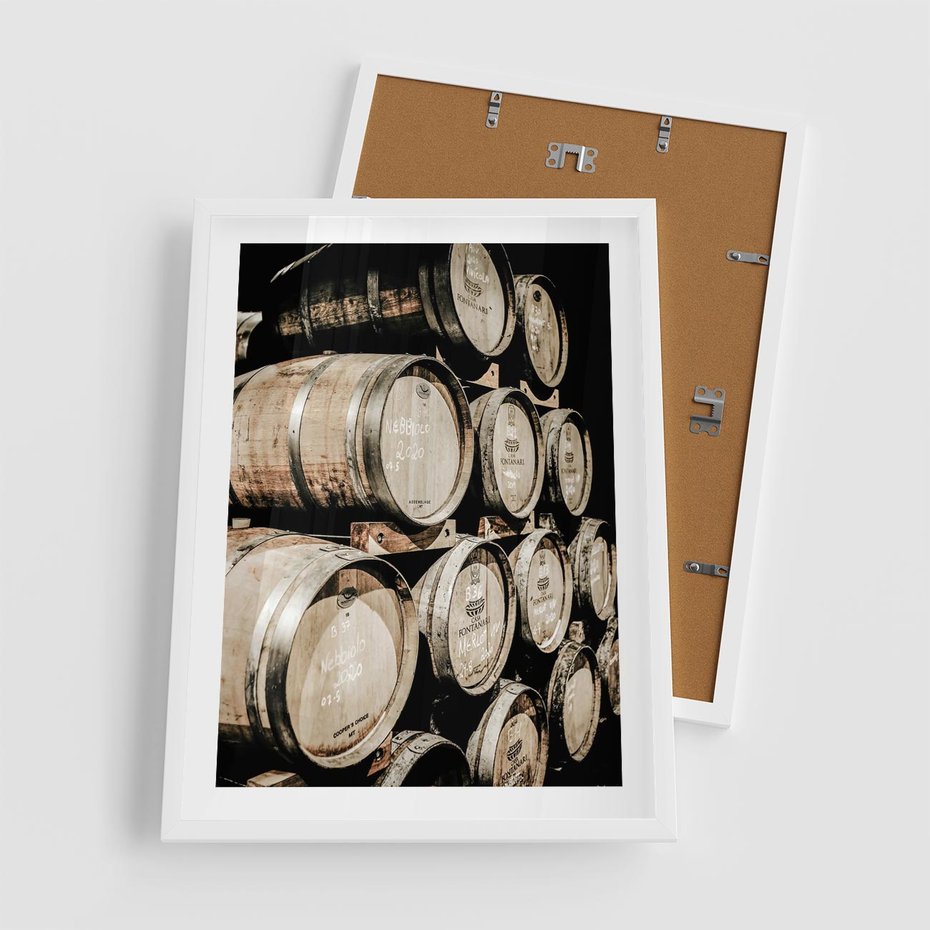 Plakat w ramie 50x70 - Tradycyjne Beczki - beczki, rustykalna fotografia - rama biała