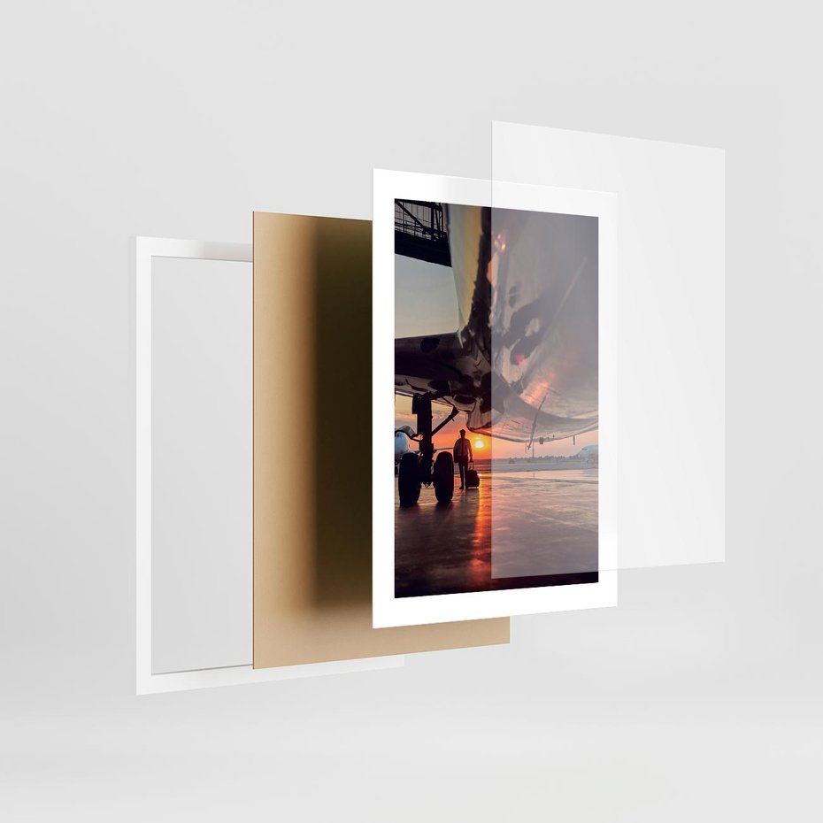 Plakat w ramie 30x40 - Podróż ku Zachodzącemu Słońcu - samolot, scena na lotnisku - rama biała