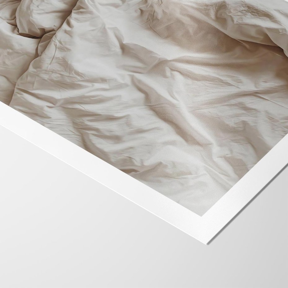 Plakat bez ramy 21x30 - Spokojna Noc - biała pościel, zdjęcie do sypialni