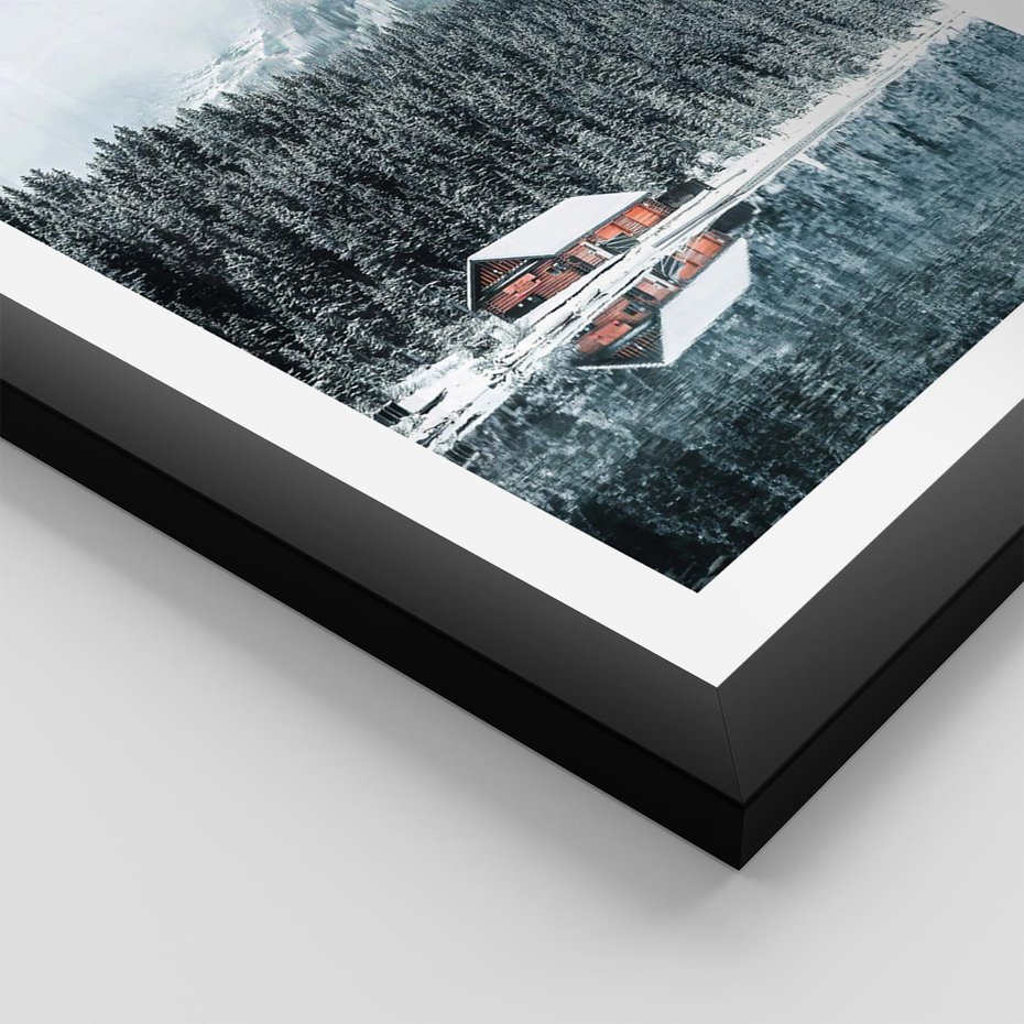 Plakat w ramie 30x40 - Biały Domek - domek w górach, zima - rama czarna