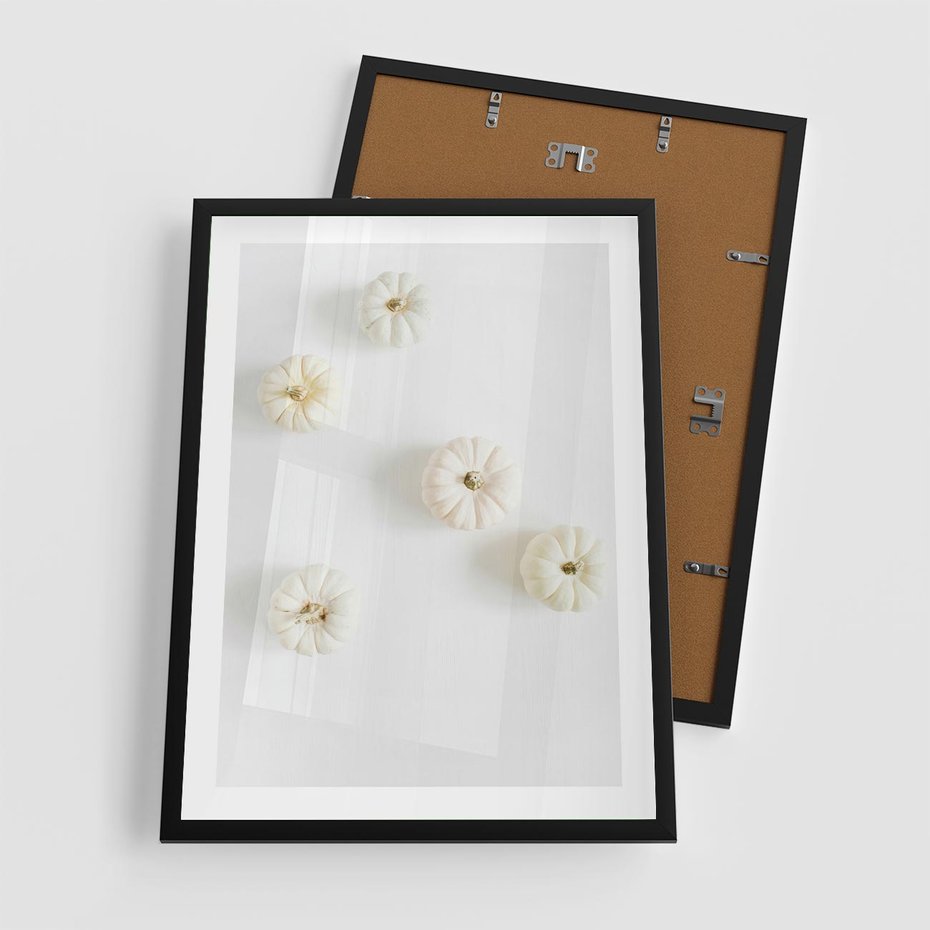 Plakat w ramie 50x70 - Biała Jesień: Dynie na Jasnym Tle - białe dynie, białe tło - rama czarna