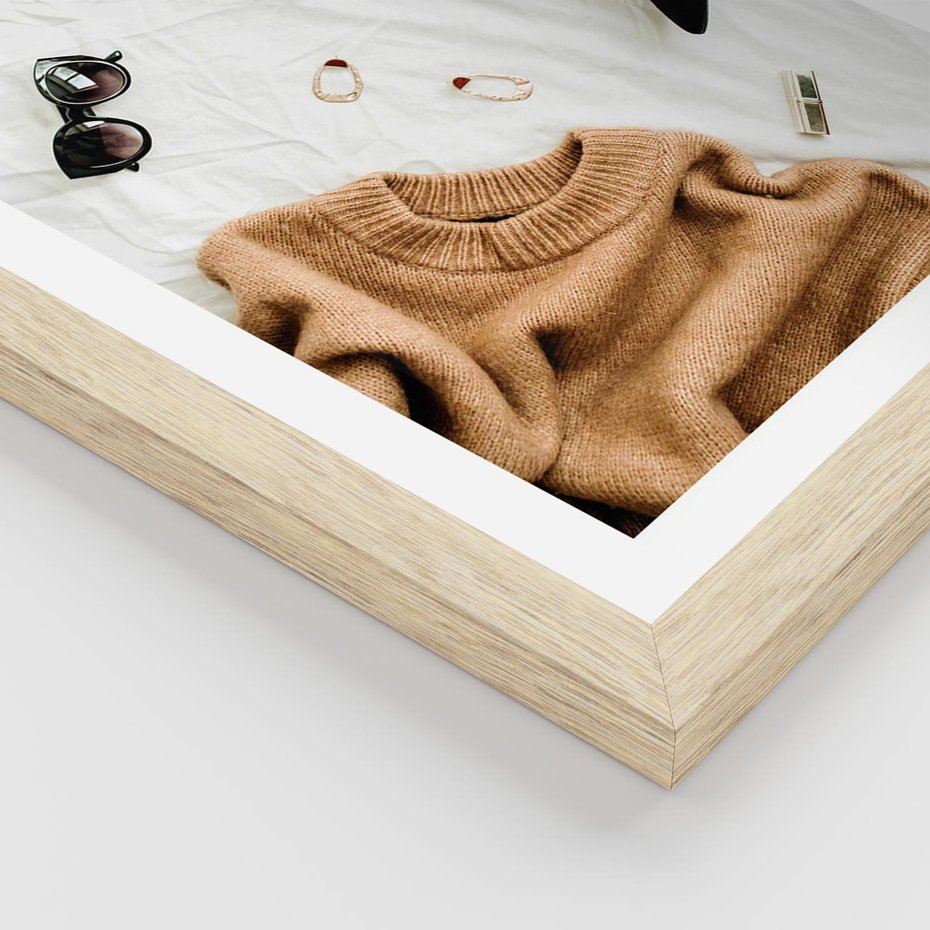 Plakat w ramie 50x70 - Styl i Klasyka - modowa fotografia, sweter - rama drewno