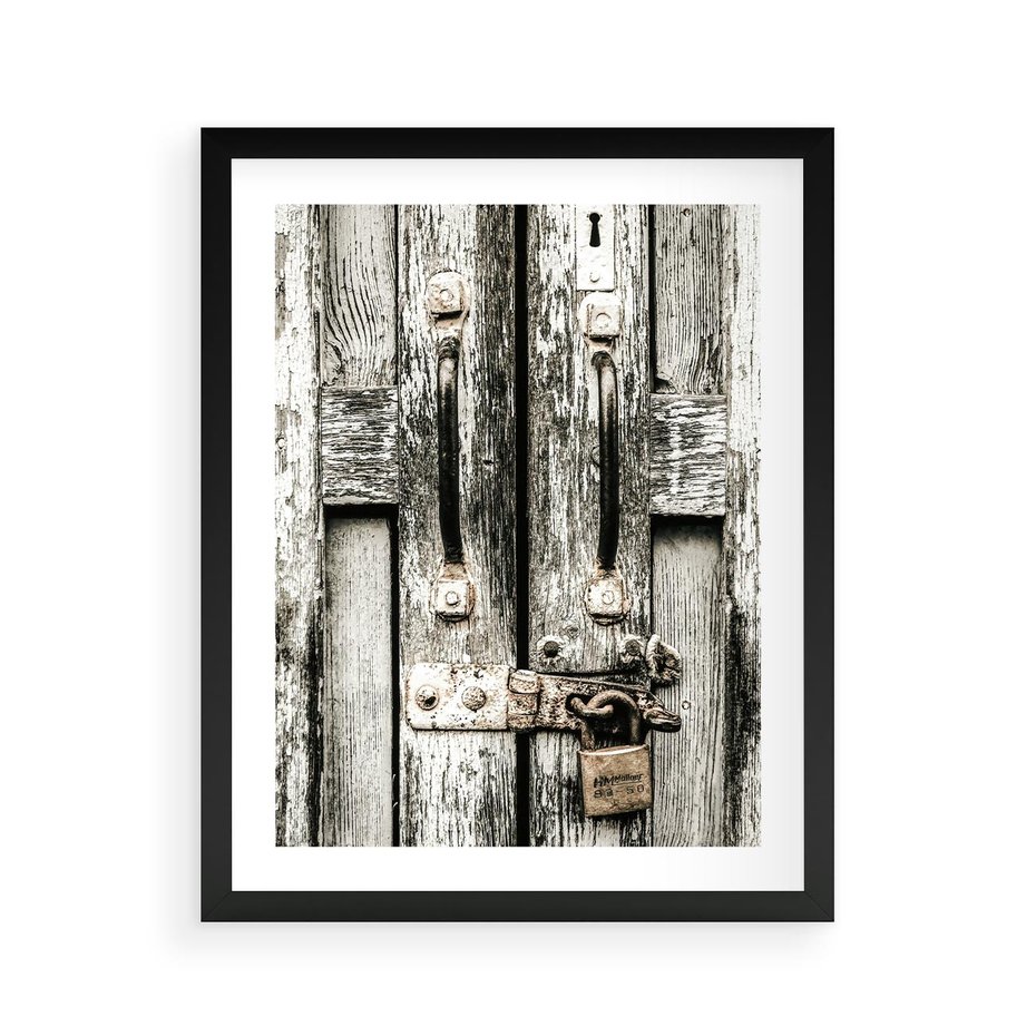 Plakat w ramie 40x50 - Retro Drzwi: Zamknięta Tajemnica - stare drzwi, kłódka - rama czarna