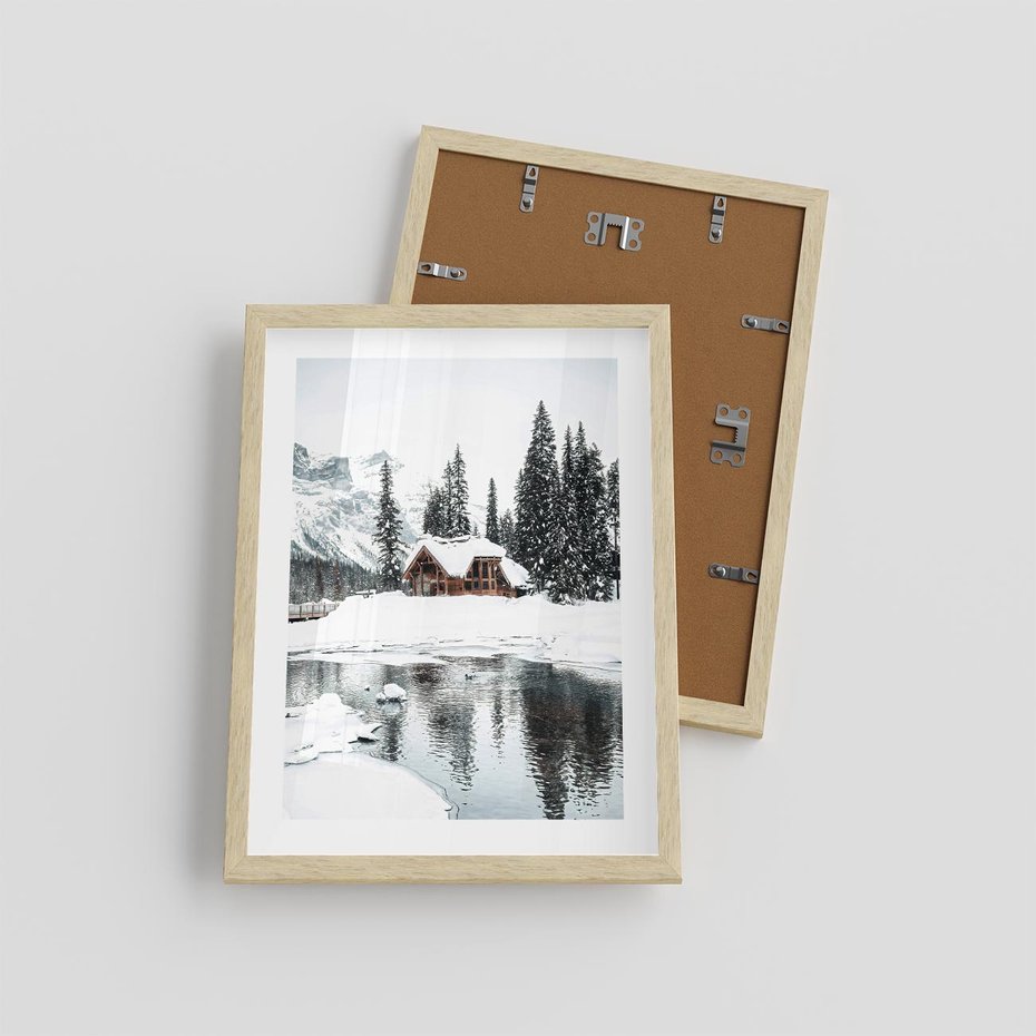 Plakat w ramie 30x40 - Urok Zimowego Krajobrazu - domek w górach, zima - rama drewno