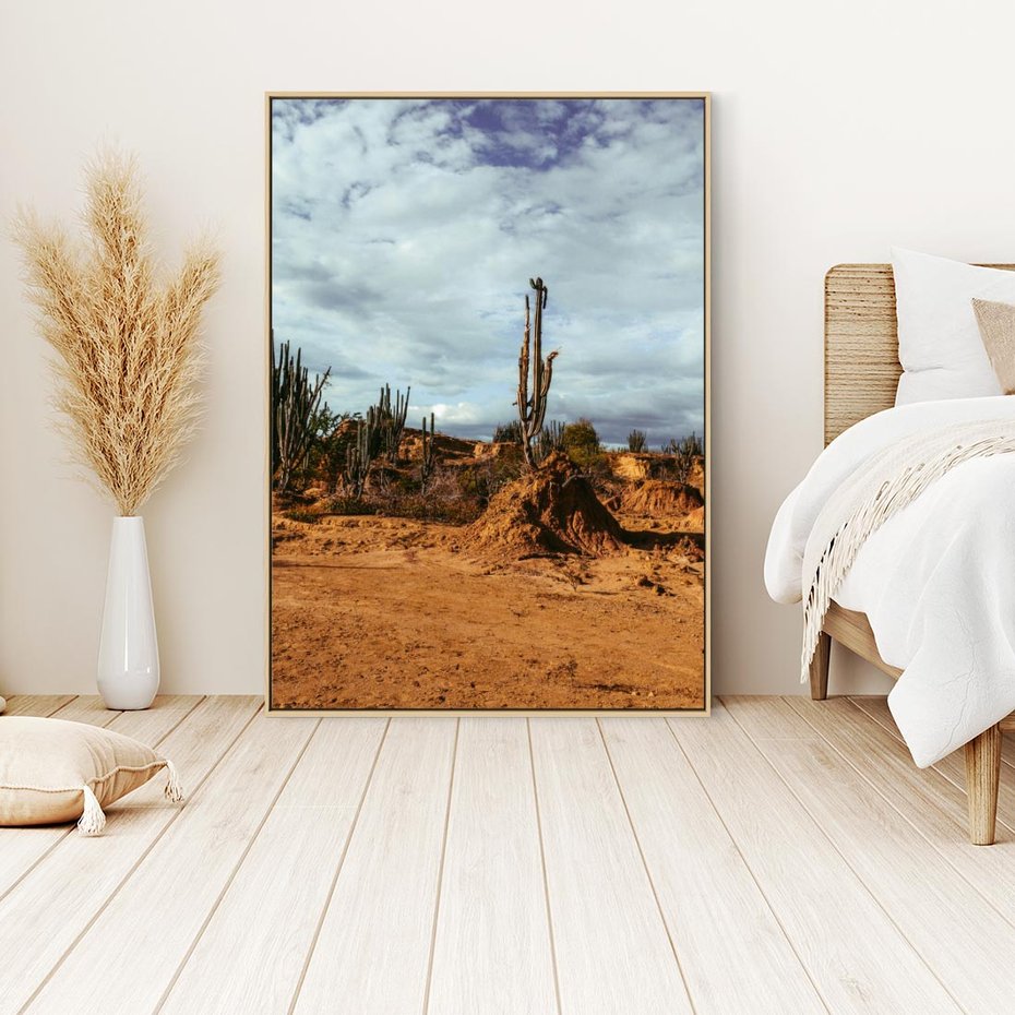 Obraz w ramie 80x120 - Skarby Pustynnego Kanionu - pustynia, kaktusy - rama drewno