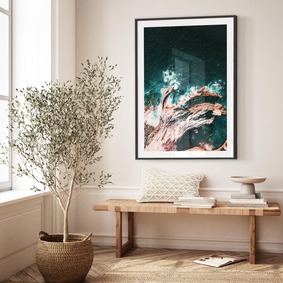 Plakat w ramie 50x70 - Fale i Skały w Spokoju i Burzy - morze, fale rozbijają się o skały - rama czarna