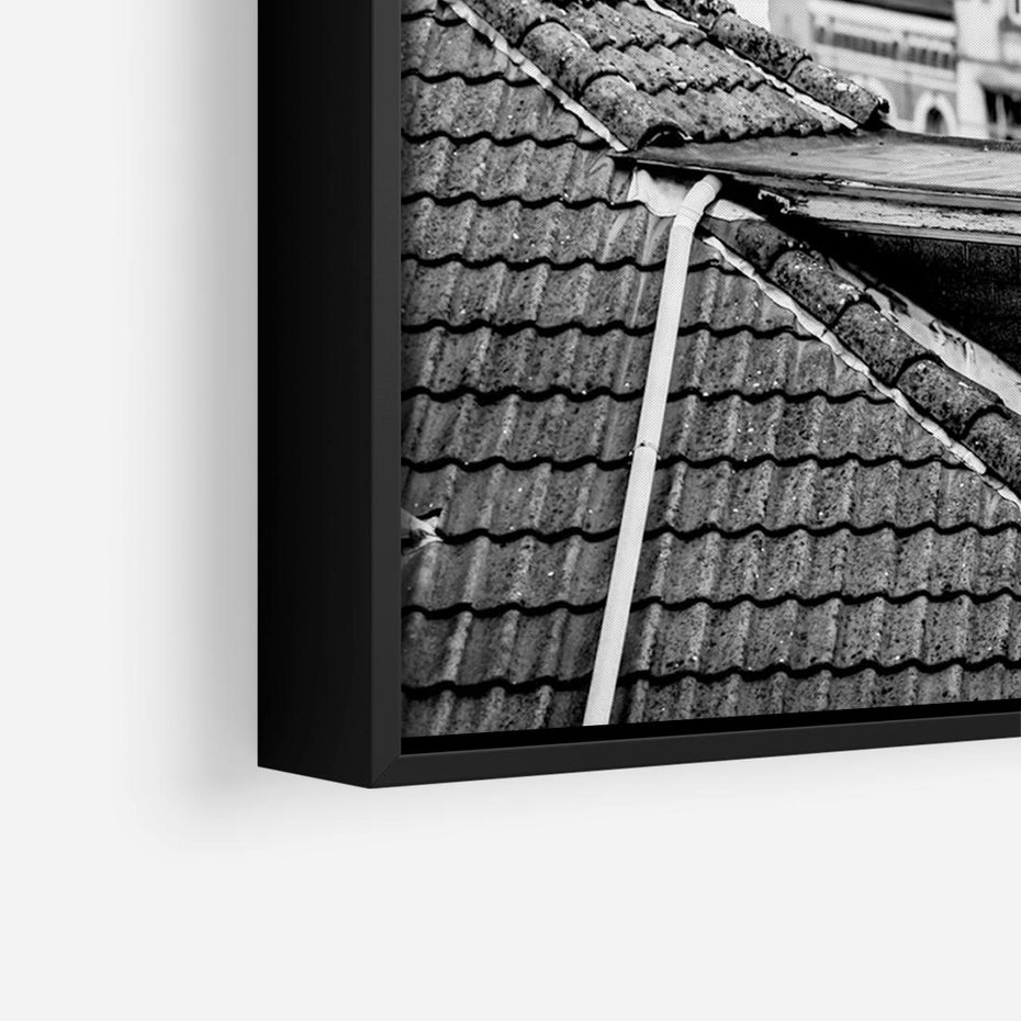 Obraz w ramie 100x70 - Miasto w Retro Odsłonie - fotografia czarno biała, ujęcie na dachy wielkiego miasta - rama czarna