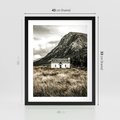 Plakat w ramie 40x50 - Biały Domek w Sepii: Wiejski Urok - domek w górach, kolory sepii - rama czarna