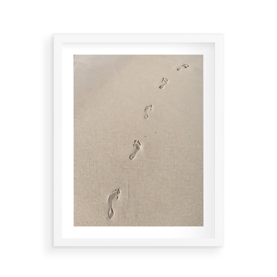 Plakat w ramie 40x50 - Ślady na Złocistym Piasku - piasek, ślady stóp na piasku - rama biała