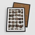 Plakat w ramie 50x70 - Jesienna Tekstura - kompozycja z suchych szyszek, jesienne szyszki - rama czarna