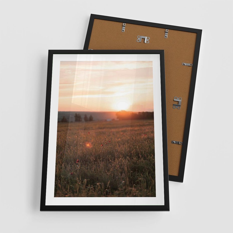 Plakat w ramie 50x70 - Łąka we Wschodzącym Słońcu: Magia Poranka - łąka, krajobraz - rama czarna