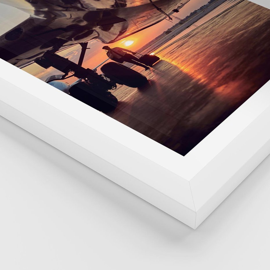 Plakat w ramie 50x70 - Podróż ku Zachodzącemu Słońcu - samolot, scena na lotnisku - rama biała