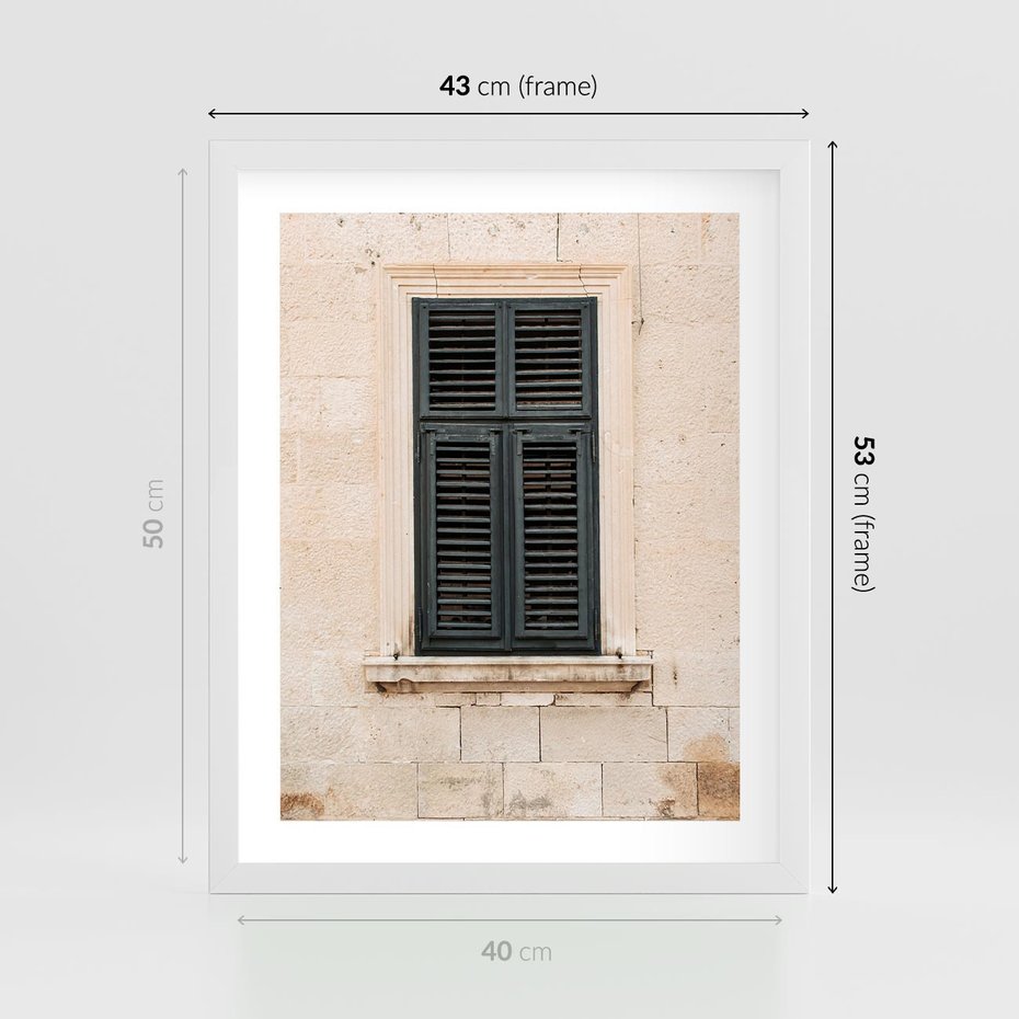 Plakat w ramie 40x50 - Urok Starego Okna z Zielonymi Okiennicami - stare okno, kamienica - rama biała
