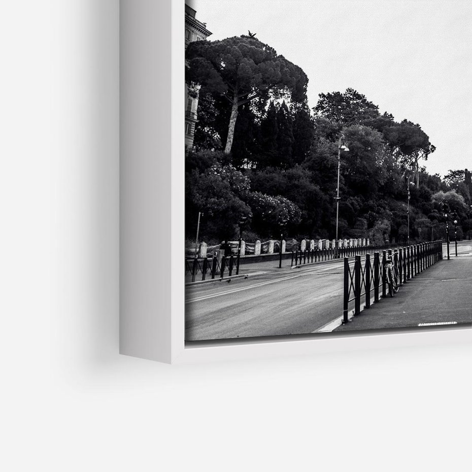 Obraz w ramie 50x50 - Echa Historii - czarno biała fotografia, koloseum - rama biała