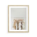 Plakat w ramie 30x40 - Elegancja Prostoty - ubrania, modowa fotografia - rama drewno