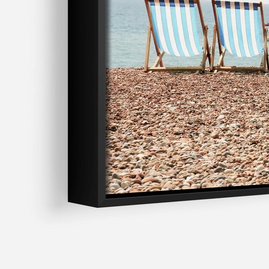 Obraz w ramie 70x50 - Letnia retro bajka - fotografia, pasiaste leżaki - rama czarna