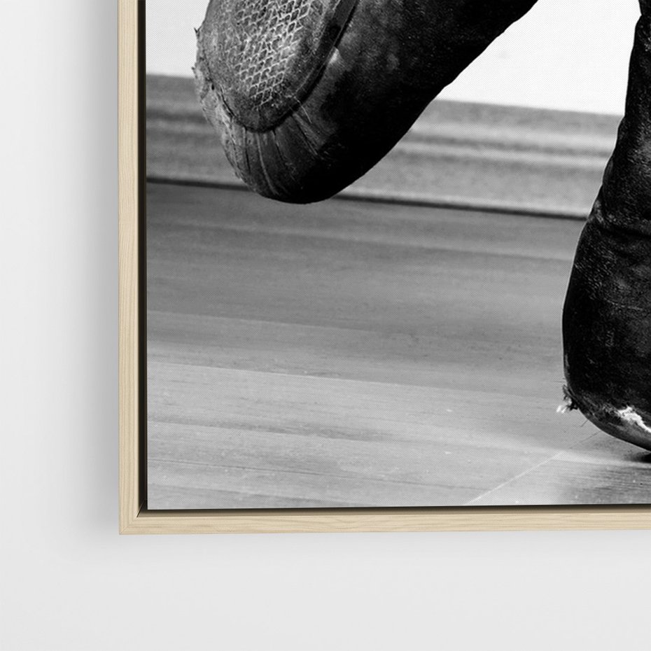 Obraz w ramie 50x70 - Taniec Zmysłów - artystyczne zdjęcie, odcienie szarości - rama drewno