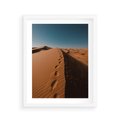 Plakat w ramie 40x50 - Piasek pustyni w ogniu - pustynia, piasek - rama biała