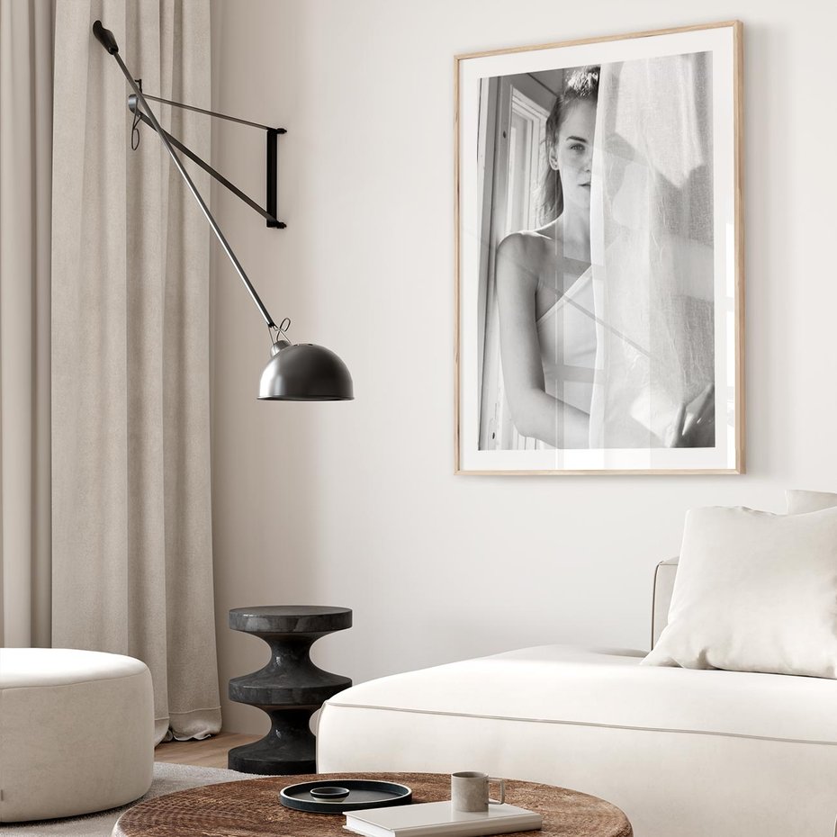 Plakat w ramie 40x50 - Za Firanką - czarno białe zdjecie, piękny portret eterycznej kobiety - rama drewno