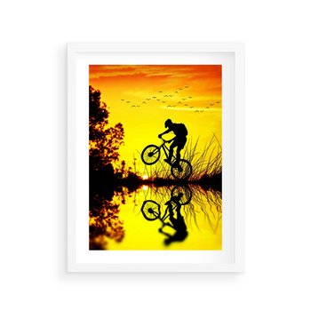 Plakat w ramie 40x50 - Rower przy zachodzie słońca - rower, zachód - rama biała