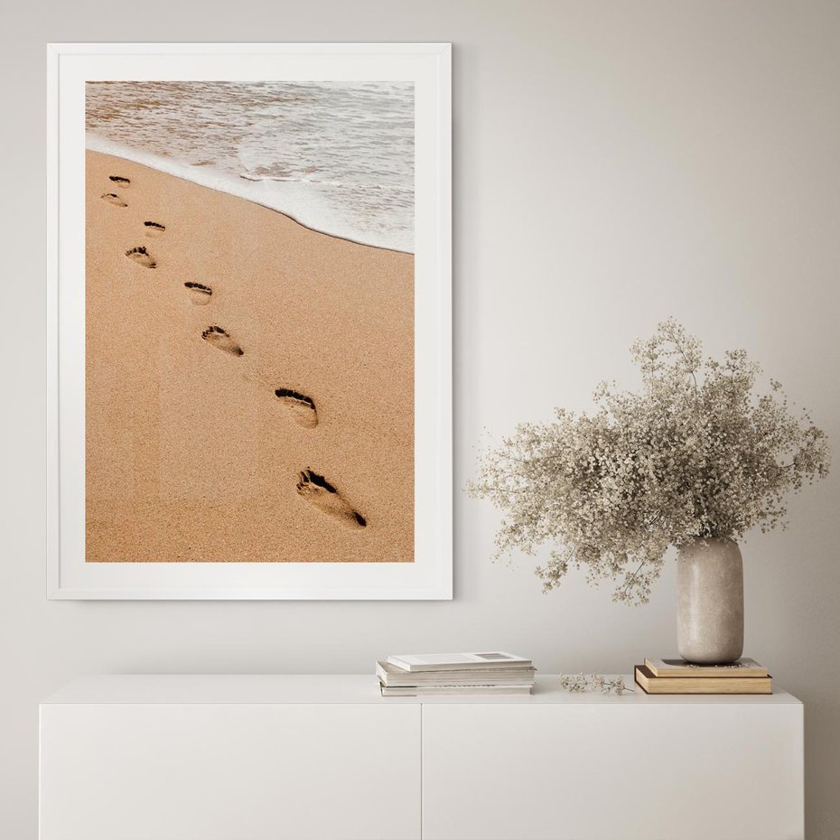 Plakat bez ramy 40x50 - Ślady Stóp na Plaży: Spacer nad Morzem - plaża, ślady stóp na piasku