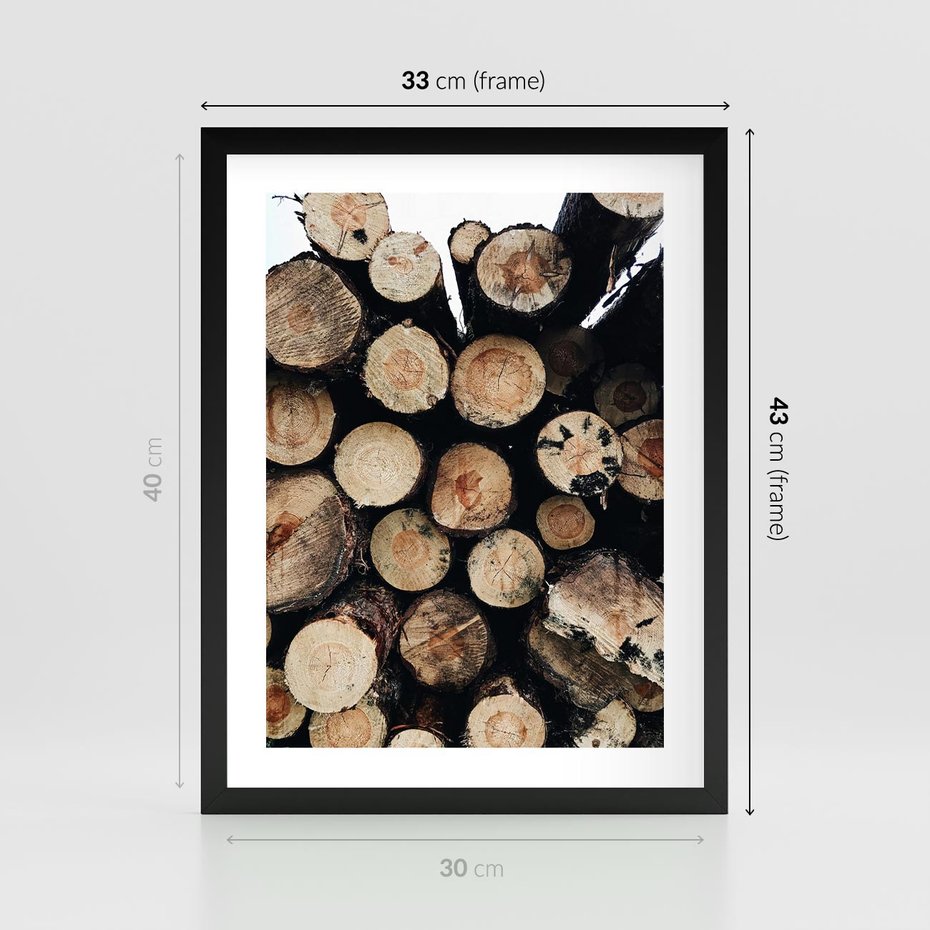Plakat w ramie 30x40 - Siła Drewna - ścięte drewno, belki drewna ułożone jedna na drugiej - rama czarna