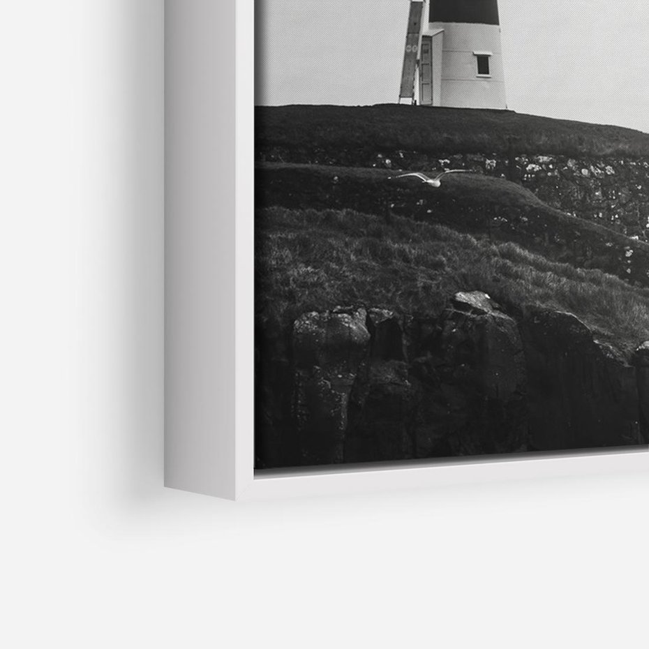 Obraz w ramie 120x80 - Melancholia Północy - czarnobiała fotografia, nadmorska latarnia na klifie - rama biała