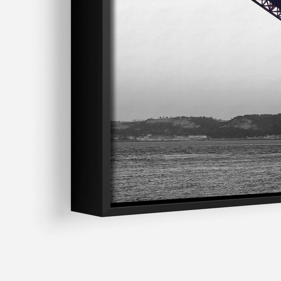 Obraz w ramie 50x50 - Majestatyczny Most - czarno biała fotografia, czerwony stalowy most nad rzeką - rama czarna